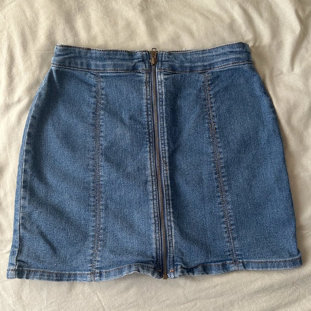 Forever 21 Denim Zipper Mini Skirt (Medium)